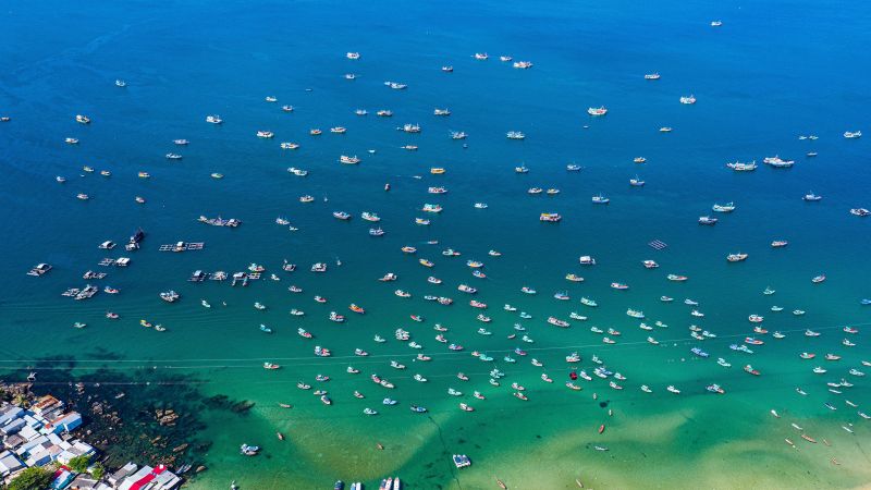 Nước biển trong xanh thu h&amp;uacute;t &amp;aacute;nh nh&amp;igrave;n của mọi du kh&amp;aacute;ch