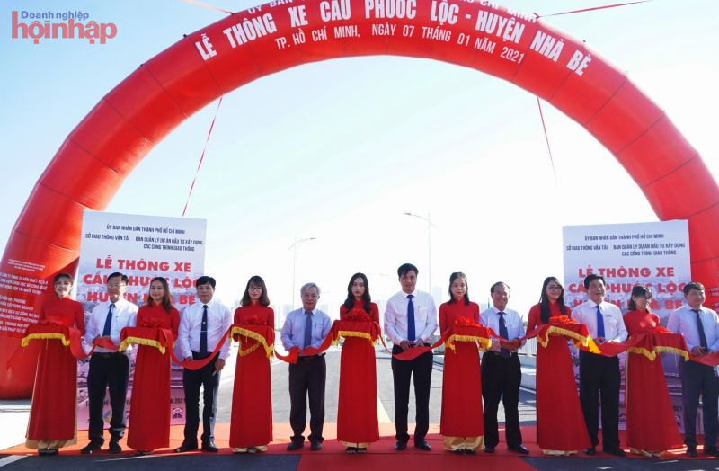 &amp;Ocirc;ng L&amp;ecirc; H&amp;ograve;a B&amp;igrave;nh &amp;ndash; Ph&amp;oacute; Chủ tịch UBND TP.HCM (giữa) c&amp;ugrave;ng l&amp;atilde;nh đạo c&amp;aacute;c Sở ng&amp;agrave;nh v&amp;agrave; UBND huyện Nh&amp;agrave; B&amp;egrave;, thực hiện nghi thức cắt băng th&amp;ocirc;ng xe cầu Phước Lộc.