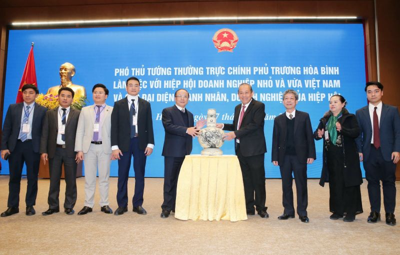 Ph&amp;oacute; Thủ tướng Thường trực Ch&amp;iacute;nh phủ Trương H&amp;ograve;a B&amp;igrave;nh tặng qu&amp;agrave; lưu niệm cho Hiệp hội Doanh nghiệp nhỏ v&amp;agrave; vừa Việt Nam. Ảnh: Do&amp;atilde;n Tấn