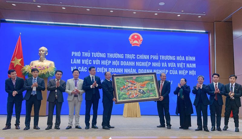 Ph&amp;oacute; Thủ tướng Thường trực Ch&amp;iacute;nh phủ Trương H&amp;ograve;a B&amp;igrave;nh tặng qu&amp;agrave; lưu niệm cho Hiệp hội Doanh nghiệp nhỏ v&amp;agrave; vừa Việt Nam