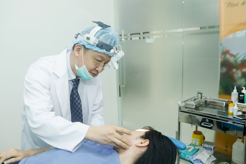 BS Nguyễn Th&amp;agrave;nh Nh&amp;acirc;n đang t&amp;aacute;i kh&amp;aacute;m cho kh&amp;aacute;ch h&amp;agrave;ng