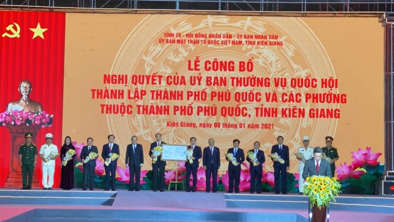 L&amp;atilde;nh đạo tỉnh Ki&amp;ecirc;n Giang v&amp;agrave; TP Ph&amp;uacute; Quốc nhận quyết định th&amp;agrave;nh lập TP Ph&amp;uacute; Quốc v&amp;agrave; c&amp;aacute;c phường trực thuộc