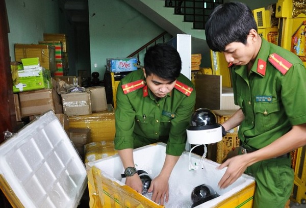 Đội cảnh s&amp;aacute;t Kinh tế ph&amp;aacute;t hiện hơn 20 th&amp;ugrave;ng chứa linh kiện điện tử, gần 180 th&amp;ugrave;ng chứa b&amp;agrave;i v&amp;agrave; thẻ ch&amp;iacute;p c&amp;aacute;c loại