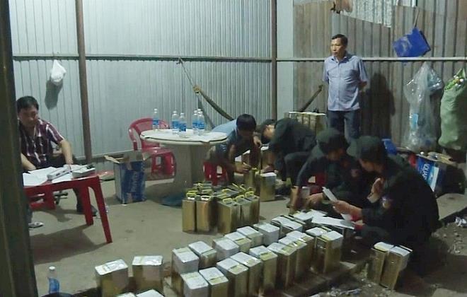 Cơ quan điều tra thu giữ tang vật v&amp;agrave; t&amp;agrave;i liệu li&amp;ecirc;n quan đến việc sản xuất xăng giả