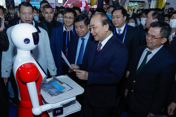 Thủ tướng tham quan Triển l&amp;atilde;m quốc tế đổi mới s&amp;aacute;ng tạo Việt Nam 2021. Ảnh: B.N
