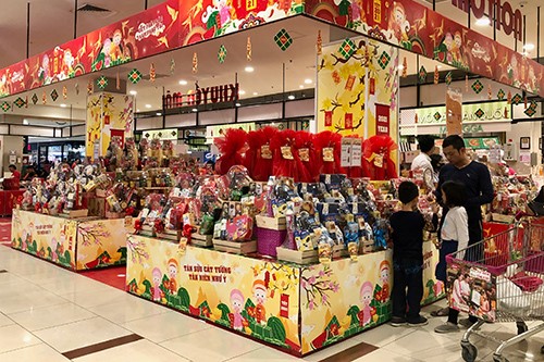 Qu&amp;agrave; Tết được b&amp;agrave;y b&amp;aacute;n trong một si&amp;ecirc;u thị (Ảnh Internet)