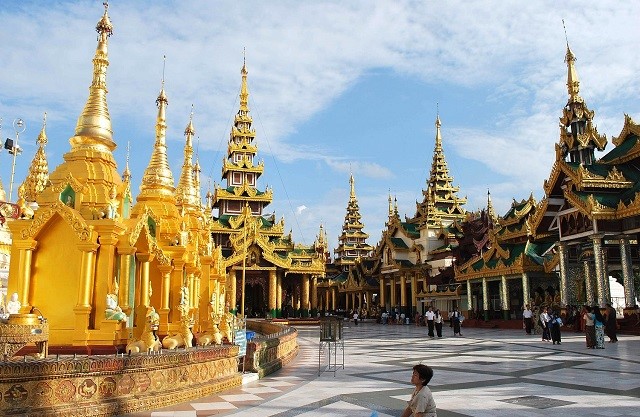 T&amp;iacute;n ngưỡng của người Ch&amp;acirc;u &amp;Aacute; đầu năm thường đi lễ, v&amp;igrave; vậy L&amp;agrave;o l&amp;agrave; điểm đến hấp dẫn cho việc kết hợp du lịch v&amp;agrave; lễ ch&amp;ugrave;a