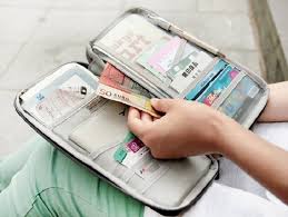 Tiền mặt v&amp;agrave; thẻ t&amp;iacute;n dụng l&amp;agrave; những vật bất li th&amp;acirc;n