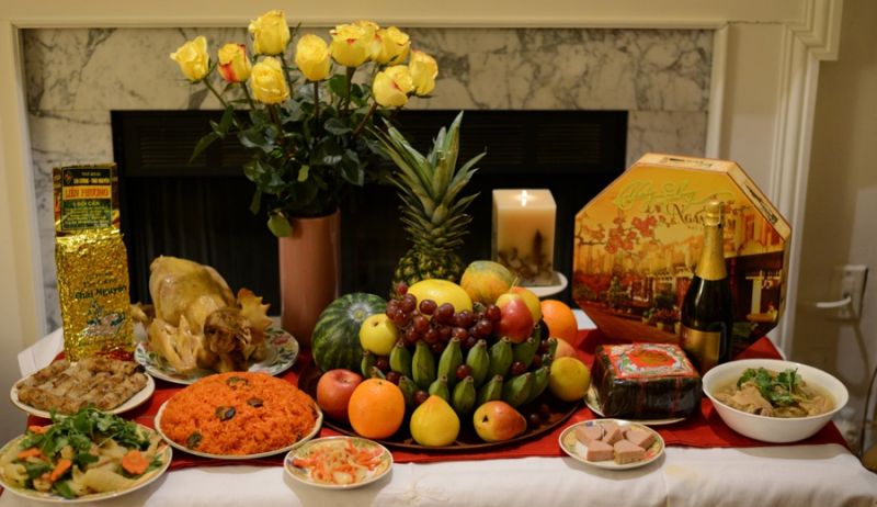 Cúng tất niên giao thừa, người miền Bắc không quên mâm ngũ quả đại diện cho ngũ hành (kim, mộc, thủy, hoả, thổ) và những ước nguyện năm mới tương ứng với từng loại quả. Bên cạnh đó mâm cơm trên ban thờ tổ tiên cũng có bánh chưng truyền thống, các món chay, mặn được chế biến trang nghiêm, xôi gấc, bánh kẹo và chè. Ảnh minh họa Cúng tất niên giao thừa, người miền Bắc không quên mâm ngũ quả đại diện cho ngũ hành (kim, mộc, thủy, hoả, thổ) và những ước nguyện năm mới tương ứng với từng loại quả. Bên cạnh đó mâm cơm trên ban thờ tổ tiên cũng có bánh chưng truyền thống, các món chay, mặn được chế biến trang nghiêm, xôi gấc, bánh kẹo và chè. Ảnh minh họa