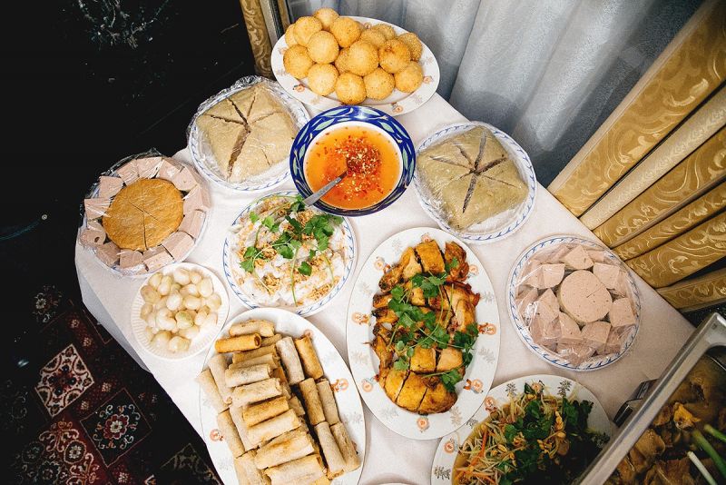 Cộng đồng người Việt ở nước ngoài, các du học sinh những ngày giáp Tết cổ truyền cũng tất bật chuẩn bị mâm cơm tất niên sum vầy bên nhau. Ngoài các món cổ truyền, họ chuẩn bị thêm những món ăn quen thuộc của Việt Nam như bánh rán, nộm, bánh cuốn, gà quay, dưa kiệu. Ảnh: So Capricious. Cộng đồng người Việt ở nước ngoài, các du học sinh những ngày giáp Tết cổ truyền cũng tất bật chuẩn bị mâm cơm tất niên sum vầy bên nhau. Ngoài các món cổ truyền, họ chuẩn bị thêm những món ăn quen thuộc của Việt Nam như bánh rán, nộm, bánh cuốn, gà quay, dưa kiệu. Ảnh: So Capricious.