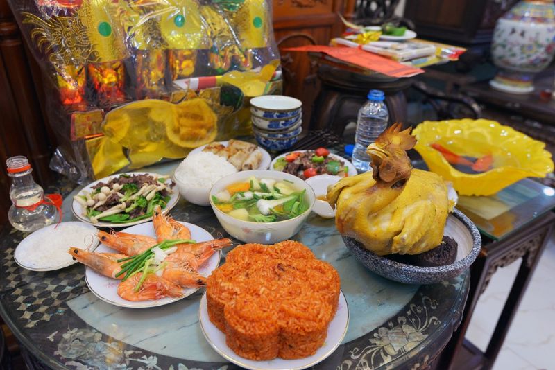 Gà trống luộc nguyên con là lựa chọn của hầu hết gia đình trong mâm cơm tất niên. Bên cạnh đó, những món xào có thể thay đổi đa dạng như rau củ xào nấm, bò xào lúc lắc. Đặc biệt, cơm trắng và xôi gấc không thể thiếu trong mâm cơm nhiều màu sắc. Ảnh: Quỳnh Trang. Gà trống luộc nguyên con là lựa chọn của hầu hết gia đình trong mâm cơm tất niên. Bên cạnh đó, những món xào có thể thay đổi đa dạng như rau củ xào nấm, bò xào lúc lắc. Đặc biệt, cơm trắng và xôi gấc không thể thiếu trong mâm cơm nhiều màu sắc. Ảnh: Quỳnh Trang.