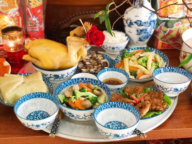 Người Việt chọn gà trống cúng tất niên mỗi năm bởi linh vật này được coi là biểu tượng của mặt trời, của việc bắt đầu những điều mới mẻ cùng hy vọng về một năm mới hanh thông, khoẻ mạnh. Con gà cũng sở hữu nhiều đức tính mà nông dân, người dân Việt Nam luôn nỗ lực hướng đến và duy trì. Người nội trợ luôn cố gắng đặt những con gà trống đẹp nhất trước đêm giao thừa. Ảnh: Thanh Hoan. Người Việt chọn gà trống cúng tất niên mỗi năm bởi linh vật này được coi là biểu tượng của mặt trời, của việc bắt đầu những điều mới mẻ cùng hy vọng về một năm mới hanh thông, khoẻ mạnh. Con gà cũng sở hữu nhiều đức tính mà nông dân, người dân Việt Nam luôn nỗ lực hướng đến và duy trì. Người nội trợ luôn cố gắng đặt những con gà trống đẹp nhất trước đêm giao thừa. Ảnh: Thanh Hoan.