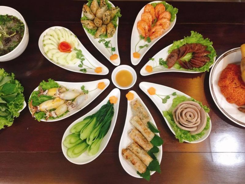 Ngoài việc lựa chọn món ăn, bạn cũng hãy sáng tạo với những kiểu bát, đĩa đẹp mắt cho mâm cơm tất niên thêm phần hấp dẫn. Những món ăn đơn giản theo đó được trình bày đẹp mắt vừa hợp thẩm mỹ, vừa tinh tế, đem cảm giác ngon miệng. Trong ảnh là mâm cơm đơn giản với nhiều món ăn như mực hấp, nem rán, rau luộc, giò lụa, lạp xưởng, tôm hấp, salad dưa chuột… Ngoài việc lựa chọn món ăn, bạn cũng hãy sáng tạo với những kiểu bát, đĩa đẹp mắt cho mâm cơm tất niên thêm phần hấp dẫn. Những món ăn đơn giản theo đó được trình bày đẹp mắt vừa hợp thẩm mỹ, vừa tinh tế, đem cảm giác ngon miệng. Trong ảnh là mâm cơm đơn giản với nhiều món ăn như mực hấp, nem rán, rau luộc, giò lụa, lạp xưởng, tôm hấp, salad dưa chuột…