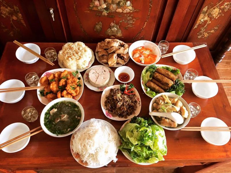 Các gia đình không quá cầu kỳ lựa chọn những món ăn hấp dẫn bên cạnh món chủ đạo như gà luộc, canh măng móng giò, nem rán. Trong mâm cỗ ngày Tết, người miền Bắc thường chuẩn bị nhiều món ngon khác như xôi đỗ xanh, giò lụa, bê xào xả ớt, chả mực… Nhiều người quan niệm ăn mực những ngày cuối năm để xả xui trước thềm năm mới đến, song những năm gần đây, hải sản cũng là lựa chọn của nhiều gia đình nhằm đổi vị ngày Tết. Ảnh: Thuỳ Linh Các gia đình không quá cầu kỳ lựa chọn những món ăn hấp dẫn bên cạnh món chủ đạo như gà luộc, canh măng móng giò, nem rán. Trong mâm cỗ ngày Tết, người miền Bắc thường chuẩn bị nhiều món ngon khác như xôi đỗ xanh, giò lụa, bê xào xả ớt, chả mực… Nhiều người quan niệm ăn mực những ngày cuối năm để xả xui trước thềm năm mới đến, song những năm gần đây, hải sản cũng là lựa chọn của nhiều gia đình nhằm đổi vị ngày Tết. Ảnh: Thuỳ Linh