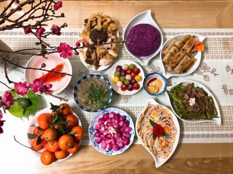 Nếu các thành viên trong gia đình mệt mỏi vì thừa đạm sau chuỗi ngày liên hoan tất niên triền miên, bạn có thể đổi vị thanh đạm bằng việc chuẩn bị mâm cơm với các món nhẹ nhàng như hoa quả, bánh trôi ngũ sắc, giò, miến gà... Ảnh: Giang Thuý Nga Nếu các thành viên trong gia đình mệt mỏi vì thừa đạm sau chuỗi ngày liên hoan tất niên triền miên, bạn có thể đổi vị thanh đạm bằng việc chuẩn bị mâm cơm với các món nhẹ nhàng như hoa quả, bánh trôi ngũ sắc, giò, miến gà... Ảnh: Giang Thuý Nga