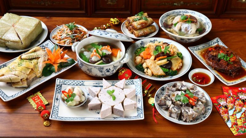 Bí quyết để có mâm cơm phong phú cho mỗi gia đình ngoài việc nấu những món ăn truyền thống mọi người yêu thích, bạn hãy sáng tạo, kết hợp cùng các món hiện đại như sushi, nấm, gỏi... để bữa cơm thêm đa dạng sắc màu, tuyệt đẹp và kích thích vị giác của cả gia đình trong ngày cuối năm. Ảnh: Student exchange Vietnam Bí quyết để có mâm cơm phong phú cho mỗi gia đình ngoài việc nấu những món ăn truyền thống mọi người yêu thích, bạn hãy sáng tạo, kết hợp cùng các món hiện đại như sushi, nấm, gỏi... để bữa cơm thêm đa dạng sắc màu, tuyệt đẹp và kích thích vị giác của cả gia đình trong ngày cuối năm. Ảnh: Student exchange Vietnam