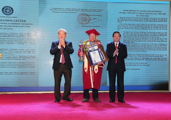 Anh h&amp;ugrave;ng Lao động, Nh&amp;agrave; khoa học Ho&amp;agrave;ng Đức Thảo - Chủ tịch HĐQT, Tổng gi&amp;aacute;m đốc C&amp;ocirc;ng ty cổ phần Khoa học c&amp;ocirc;ng nghệ Việt Nam x&amp;aacute;c lập kỷ lục thế giới.