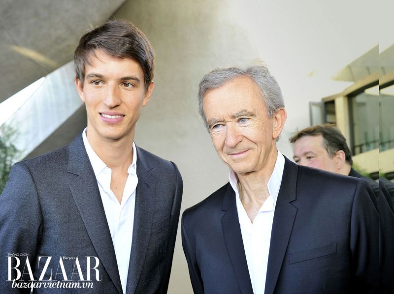 Tỷ ph&amp;uacute; Bernard Arnault (phải) v&amp;agrave; con trai thứ ba Alexandre Arnault