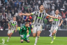 Cristiano Ronaldo cân bằng kỷ lục ghi bàn nhiều nhất lịch sử của huyền thoại Josef Bican