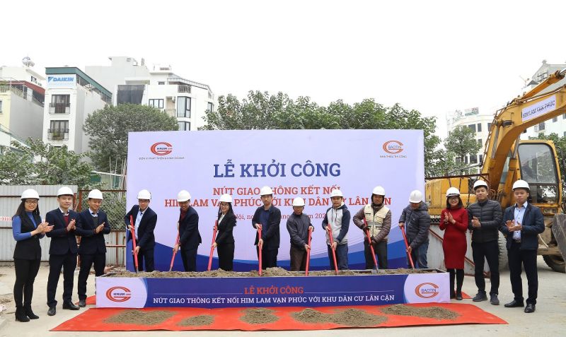 Lễ khởi c&amp;ocirc;ng n&amp;uacute;t giao th&amp;ocirc;ng kết nối Him Lam Vạn Ph&amp;uacute;c với khu d&amp;acirc;n cư l&amp;acirc;n cận diễn ra v&amp;agrave;o ng&amp;agrave;y s&amp;aacute;ng 9/1