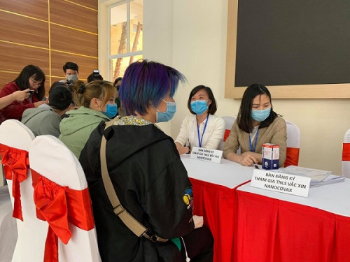 Tiêm vắc-xin Nanocovax liều cao nhất cho ba người tình nguyện