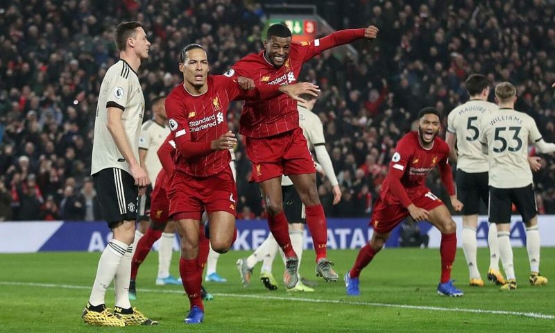 Virgil van Dijk (thứ hai từ tr&amp;aacute;i sang) mở tỷ số trong trận gần nhất Liverpool gặp Man Utd ng&amp;agrave;y 19/1/2020. Ảnh: Reuters