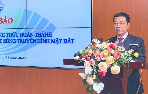 Bộ trưởng Th&amp;ocirc;ng tin v&amp;agrave; Truyền th&amp;ocirc;ng Nguyễn Mạnh H&amp;ugrave;ng c&amp;ocirc;ng bố việc Việt Nam đ&amp;atilde; ho&amp;agrave;n th&amp;agrave;nh việc tắt s&amp;oacute;ng truyền h&amp;igrave;nh tương tự mặt đất