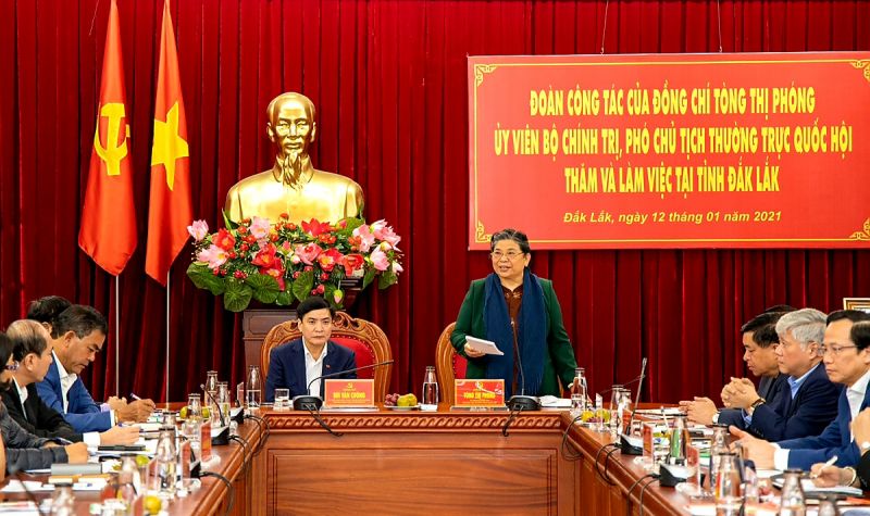 Đồng ch&amp;iacute; T&amp;ograve;ng Thị Ph&amp;oacute;ng ph&amp;aacute;t biểu &amp;yacute; kiến tại buổi l&amp;agrave;m việc.