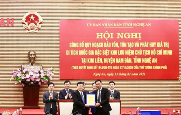 &amp;Ocirc;ng Nguyễn Anh Tuấn - Ph&amp;oacute; Tổng Gi&amp;aacute;m đốc Tập đo&amp;agrave;n T&amp;amp;T Group (b&amp;ecirc;n phải) b&amp;agrave;n giao hồ sơ quy hoạch cho &amp;ocirc;ng B&amp;ugrave;i Đ&amp;igrave;nh Long - Ph&amp;oacute; Chủ tịch UBND tỉnh Nghệ An