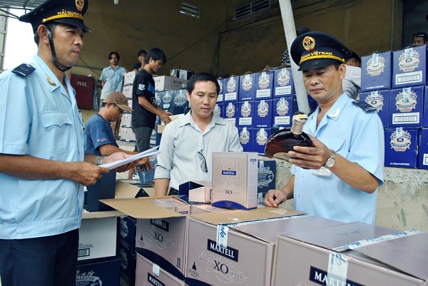 Trong bối cảnh nền kinh tế chịu nhiều ảnh hưởng từ dịch Covid-19, Tổng cục Hải quan đ&amp;atilde; chỉ đạo c&amp;aacute;c cục hải quan tỉnh, th&amp;agrave;nh phố đẩy mạnh cải c&amp;aacute;ch, đơn giản ho&amp;aacute; thủ tục h&amp;agrave;nh ch&amp;iacute;nh nhằm tạo thuận lợi cho doanh nghiệp