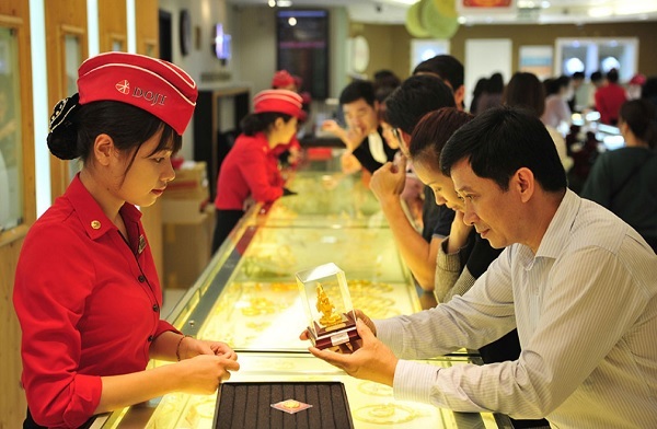 Khi muốn chuyển tiền ra nước ngo&amp;agrave;i, tổ chức, c&amp;aacute; nh&amp;acirc;n phải c&amp;oacute; giấy ph&amp;eacute;p của Ng&amp;acirc;n h&amp;agrave;ng Nh&amp;agrave; nước, Bộ T&amp;agrave;i ch&amp;iacute;nh qua thương vụ hợp ph&amp;aacute;p