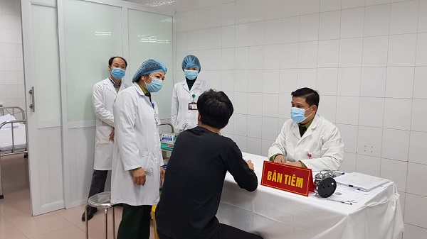 Một trong 3 người t&amp;igrave;nh nguyện đầu ti&amp;ecirc;n chuẩn bị ti&amp;ecirc;m mũi 2 vắc-xin NanoCovax  liều 25mcg s&amp;aacute;ng ng&amp;agrave;y 14/1