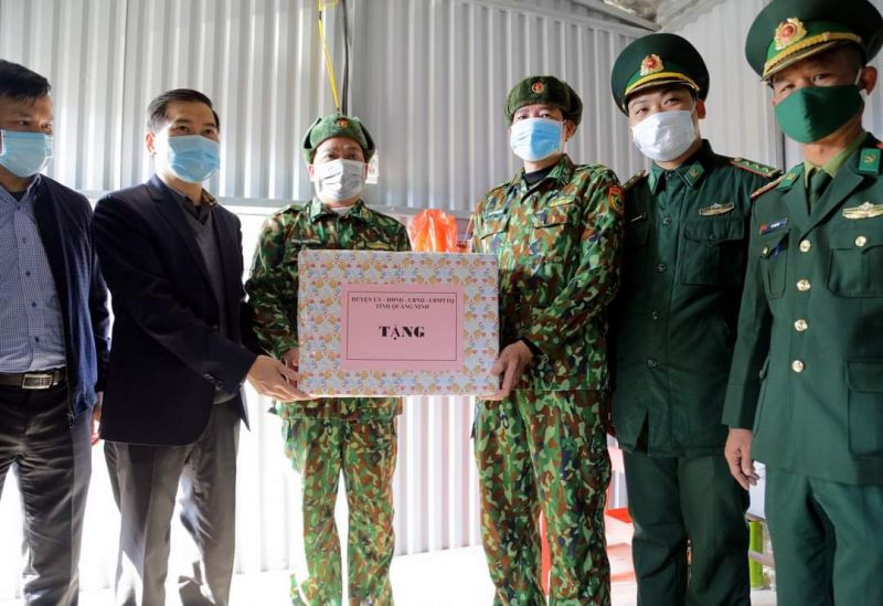 Thăm v&amp;agrave; tặng qu&amp;agrave; c&amp;aacute;c chốt Bi&amp;ecirc;n ph&amp;ograve;ng tại c&amp;aacute;c đường m&amp;ograve;n lỗi mở gi&amp;aacute;p bi&amp;ecirc;n giới.