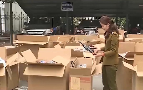 Lực lượng chức năng thu giữ H&amp;agrave;ng ngh&amp;igrave;n khẩu s&amp;uacute;ng đồ chơi thuộc danh mục h&amp;agrave;ng h&amp;oacute;a cấm kinh doanh được ngụy trang xếp lẫn với đồ chơi th&amp;ocirc;ng thường