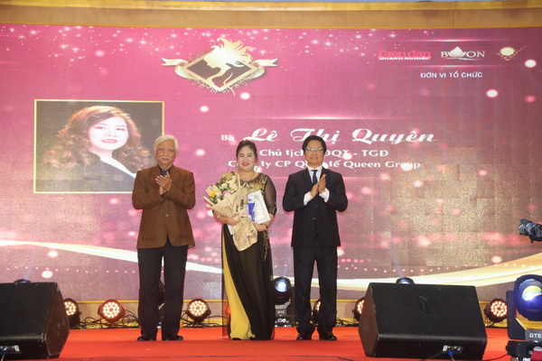 Chủ tịch Ph&amp;ograve;ng Thương mại v&amp;agrave; C&amp;ocirc;ng nghiệp Việt Nam Vũ Tiến Lộc v&amp;agrave; Nh&amp;agrave; Sử học Dương Trung Quốc trao Danh hiệu &amp;ldquo;Nữ doanh nh&amp;acirc;n ấn tượng&amp;rdquo; tặng nữ doanh nh&amp;acirc;n L&amp;ecirc; Thị Quy&amp;ecirc;n