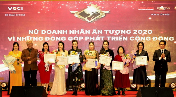 C&amp;aacute;c đại biểu tham dự chương tr&amp;igrave;nh chụp ảnh lưu niệm c&amp;ugrave;ng với đại diện ti&amp;ecirc;u biểu