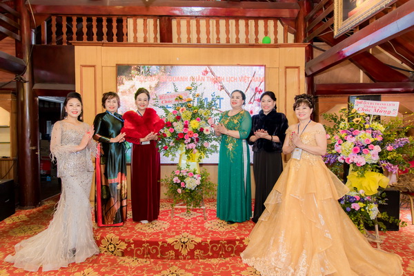 Doanh nh&amp;acirc;n L&amp;ecirc; Thị Quy&amp;ecirc;n c&amp;ugrave;ng c&amp;aacute;c đại biểu tham dự Lễ ra mắt Hội qu&amp;yacute; b&amp;agrave; doanh nh&amp;acirc;n thanh lịch Việt Nam tỉnh Quảng Ninh