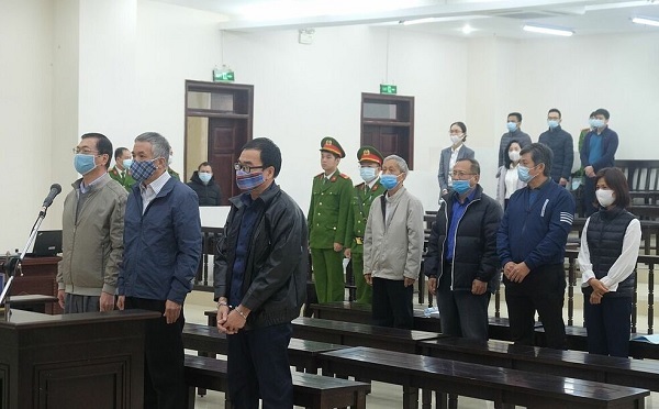Tại phi&amp;ecirc;n x&amp;eacute;t xử sơ thẩm ng&amp;agrave;y 7/1, vắng mặt ba bị can c&amp;ugrave;ng nhiều người c&amp;oacute; quyền lợi v&amp;agrave; nghĩa vụ li&amp;ecirc;n quan trong vụ &amp;aacute;n