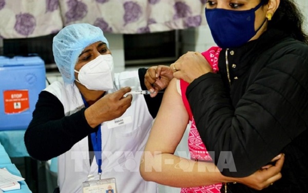 Nh&amp;acirc;n vi&amp;ecirc;n y tế ti&amp;ecirc;m vaccine ngừa Covid-19 trong chương tr&amp;igrave;nh tập huấn ti&amp;ecirc;m chủng tại New Delhi, Ấn Độ