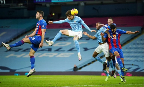 Giành chiến thắng 4-0 trong cuộc tiếp đón Crystal Palace, Man City đe dọa ngôi đầu của Man Utd