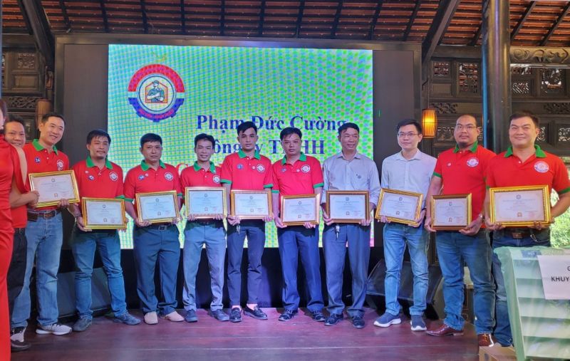 Trao tặng bằng khen cho c&amp;aacute;c h&amp;atilde;ng, kh&amp;aacute;ch h&amp;agrave;ng, c&amp;ocirc;ng ty