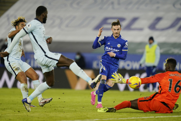 Pha dứt điểm n&amp;acirc;ng tỉ số l&amp;ecirc;n 2-0 cho Leicester của James Maddison - Ảnh: REUTERS