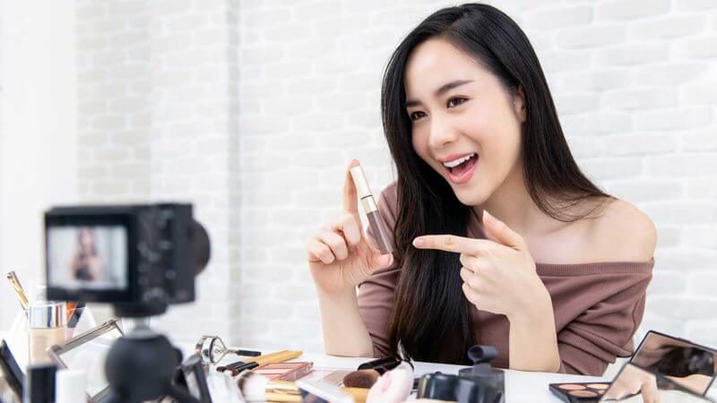 Influencer được biết đến l&amp;agrave; những người tạo được sự ảnh hưởng đến người kh&amp;aacute;c