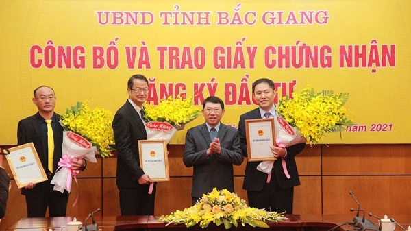 Chủ tịch UBND tỉnh L&amp;ecirc; &amp;Aacute;nh Dương trao giấy chứng nhận đăng k&amp;yacute; đầu tư v&amp;agrave; tặng hoa ch&amp;uacute;c mừng c&amp;aacute;c tập đo&amp;agrave;n, doanh nghiệp