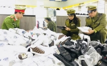 Lộ diện hàng hiệu dởm trong chuỗi cửa hàng “AE Shop Việt Nam”