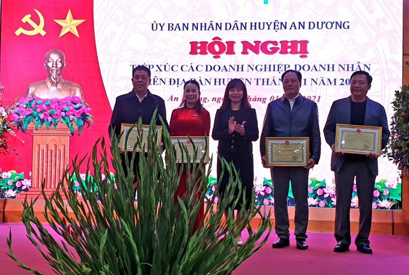 Đồng ch&amp;iacute; Trần Thị Quỳnh Trang - B&amp;iacute; thư Huyện ủy trao Bằng khen của UBND th&amp;agrave;nh phố cho 4 doanh nghiệp tr&amp;ecirc;n địa b&amp;agrave;n huyện