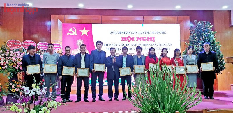 Ph&amp;oacute; chủ tịch Phụ tr&amp;aacute;ch UBND huyện An Dương  L&amp;ecirc; Văn Cường trao bằng khen c&amp;aacute;c DN