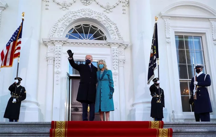 T&amp;acirc;n Tổng thống Mỹ Joe Biden v&amp;agrave; đệ nhất phu nh&amp;acirc;n Jill Biden đặt ch&amp;acirc;n tơi Nh&amp;agrave; Trắng sau lễ nhậm chức của &amp;ocirc;ng Biden ng&amp;agrave;y 20/1 - Ảnh: Reuters.