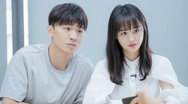 Trịnh Sảng v&amp;agrave; Trương Hằng - nh&amp;agrave; sản xuất show truyền h&amp;igrave;nh - c&amp;ocirc;ng khai y&amp;ecirc;u nhau hồi th&amp;aacute;ng 8/2018. Hai người b&amp;iacute; mật sang Mỹ nhờ mang thai hộ năm 2019