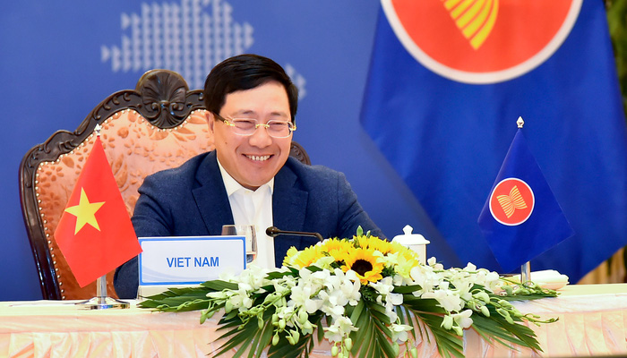 Phó Thủ tướng, B&amp;ocirc;̣ trưởng Bộ Ngoại giao Phạm Bình Minh tại H&amp;ocirc;̣i nghị hẹp B&amp;ocirc;̣ trưởng Ngoại giao ng&amp;agrave;y 21/1 - Ảnh: Bộ Ngoại giao